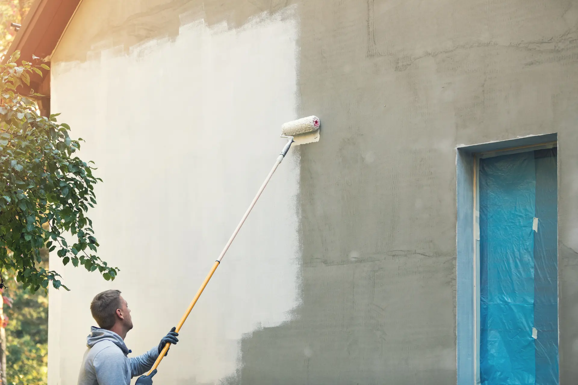 Pintor trabajando en una fachada en Chiclana